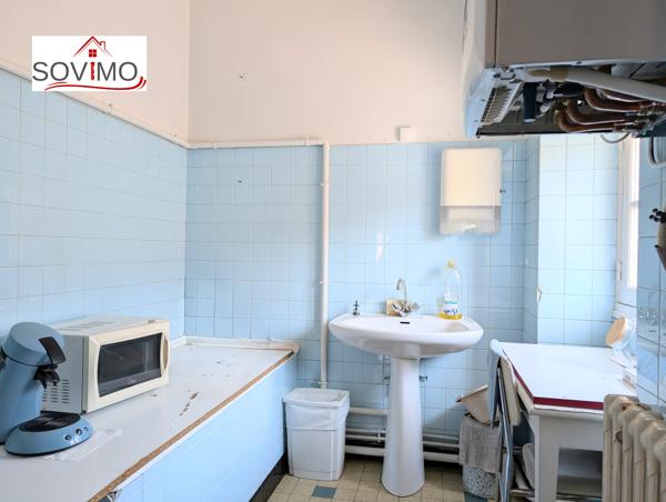BATIMENT MITOYEN À USAGE PROFESSIONNEL, À RAFRAÎCHIR AVEC COUR ET SOUS-SOL