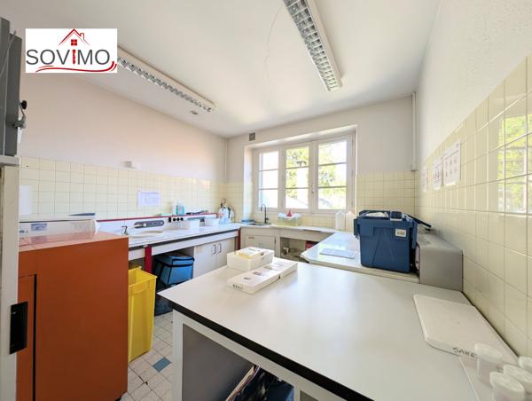 BATIMENT MITOYEN À USAGE PROFESSIONNEL, À RAFRAÎCHIR AVEC COUR ET SOUS-SOL
