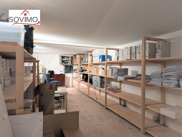 BATIMENT MITOYEN À USAGE PROFESSIONNEL, À RAFRAÎCHIR AVEC COUR ET SOUS-SOL