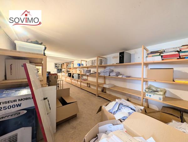 BATIMENT MITOYEN À USAGE PROFESSIONNEL, À RAFRAÎCHIR AVEC COUR ET SOUS-SOL