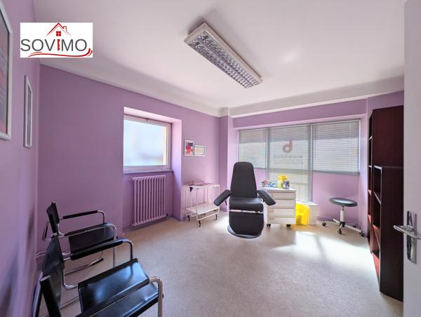 BATIMENT MITOYEN À USAGE PROFESSIONNEL, À RAFRAÎCHIR AVEC COUR ET SOUS-SOL