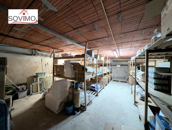 BATIMENT MITOYEN À USAGE PROFESSIONNEL, À RAFRAÎCHIR AVEC COUR ET SOUS-SOL