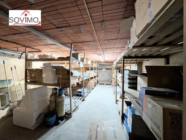 BATIMENT MITOYEN À USAGE PROFESSIONNEL, À RAFRAÎCHIR AVEC COUR ET SOUS-SOL