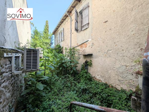 BATIMENT MITOYEN À USAGE PROFESSIONNEL, À RAFRAÎCHIR AVEC COUR ET SOUS-SOL