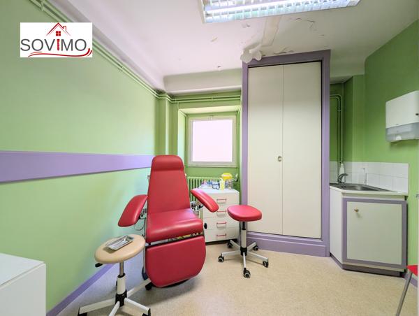 BATIMENT MITOYEN À USAGE PROFESSIONNEL, À RAFRAÎCHIR AVEC COUR ET SOUS-SOL