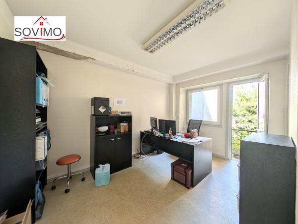 BATIMENT MITOYEN À USAGE PROFESSIONNEL, À RAFRAÎCHIR AVEC COUR ET SOUS-SOL