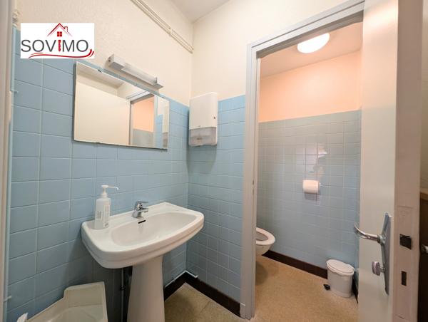 BATIMENT MITOYEN À USAGE PROFESSIONNEL, À RAFRAÎCHIR AVEC COUR ET SOUS-SOL