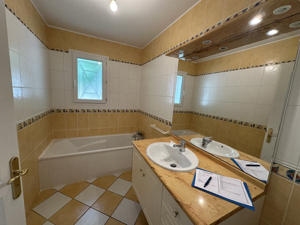 MARMANDE villa de PP avec garage et jardin LIBRE