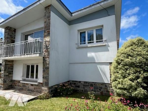 Maison sur jardin clos de 400 m2 .