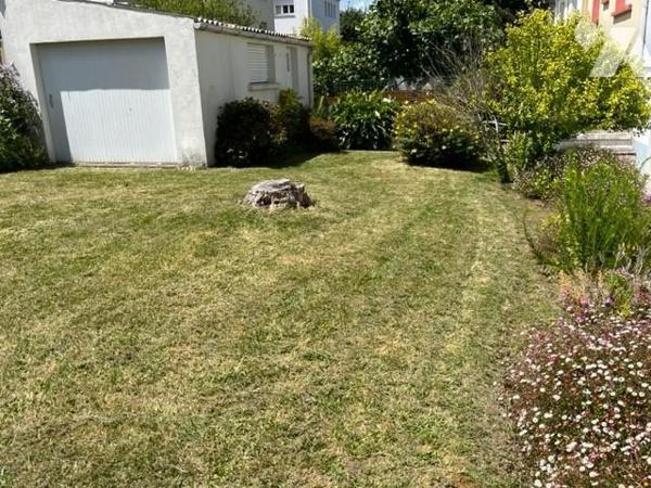 Maison sur jardin clos de 400 m2 .