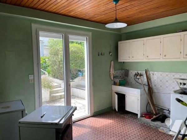 Maison sur jardin clos de 400 m2 .