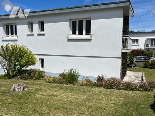 Maison sur jardin clos de 400 m2 .