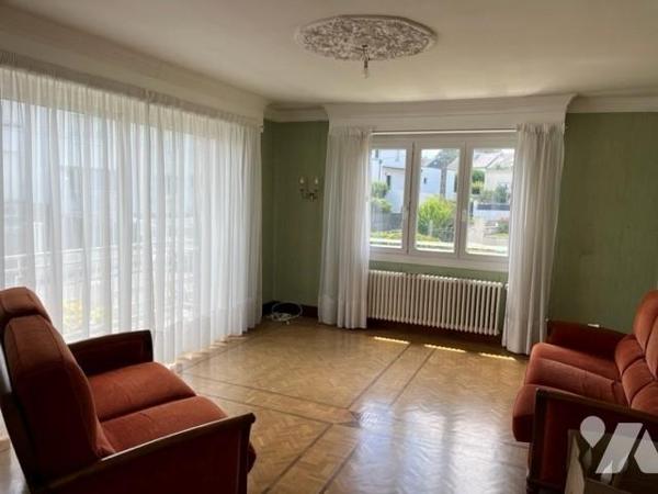 Maison sur jardin clos de 400 m2 .