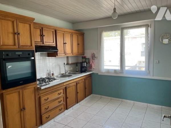 Maison sur jardin clos de 400 m2 .