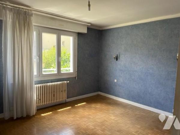 Maison sur jardin clos de 400 m2 .