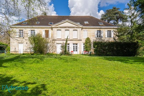 GRADIGNAN - Bel appartement de 150m² au sol dans un château avec garage fermé