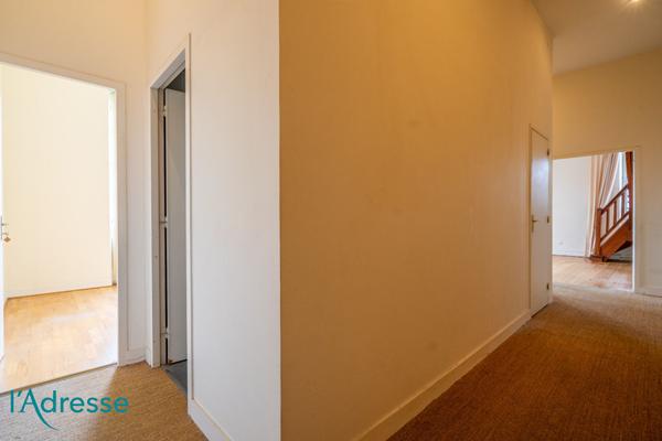 GRADIGNAN - Bel appartement de 150m² au sol dans un château avec garage fermé