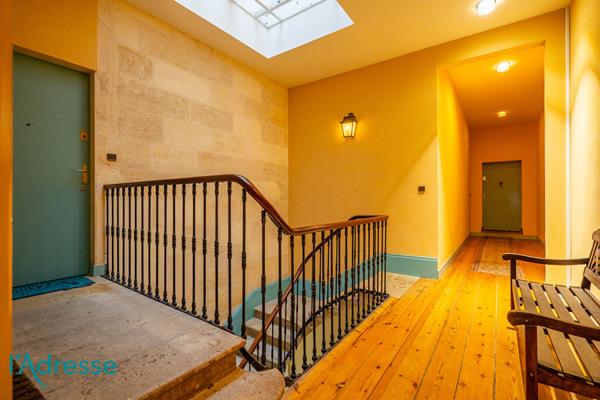 GRADIGNAN - Bel appartement de 150m² au sol dans un château avec garage fermé