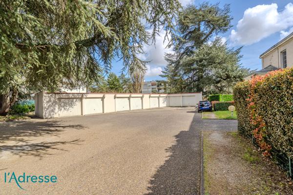 GRADIGNAN - Bel appartement de 150m² au sol dans un château avec garage fermé