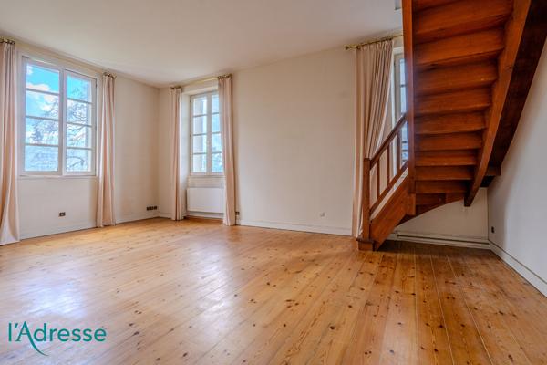 GRADIGNAN - Bel appartement de 150m² au sol dans un château avec garage fermé