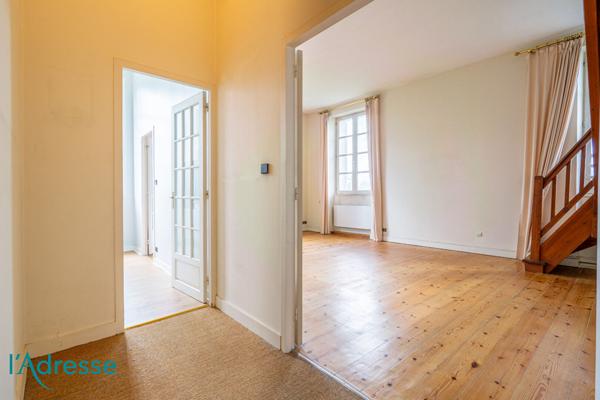 GRADIGNAN - Bel appartement de 150m² au sol dans un château avec garage fermé