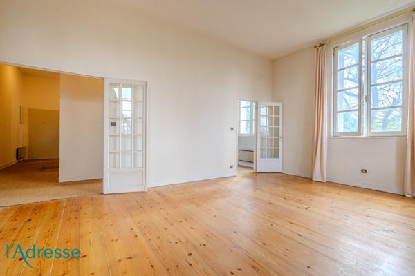 GRADIGNAN - Bel appartement de 150m² au sol dans un château avec garage fermé