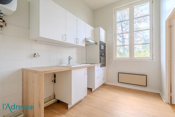 GRADIGNAN - Bel appartement de 150m² au sol dans un château avec garage fermé