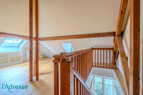 GRADIGNAN - Bel appartement de 150m² au sol dans un château avec garage fermé