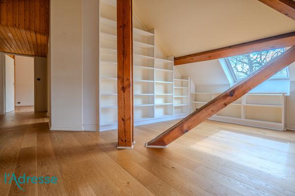 GRADIGNAN - Bel appartement de 150m² au sol dans un château avec garage fermé