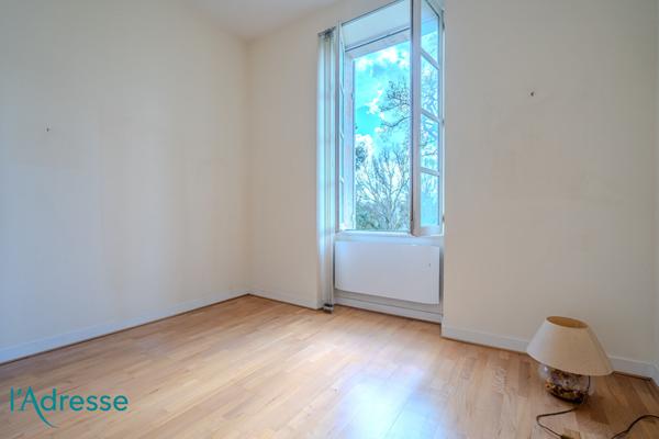 GRADIGNAN - Bel appartement de 150m² au sol dans un château avec garage fermé