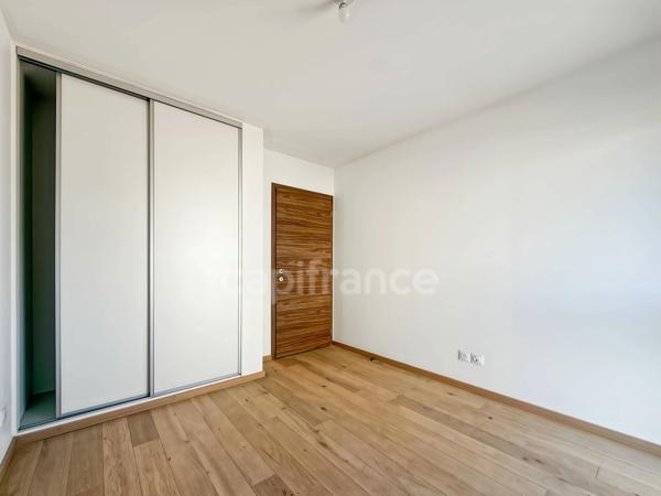 Appartement à vendre 5 pièces DIVONNE LES BAINS (01) - 108m2 - terrasse, jardin clos, cave, 1 garage fermé.