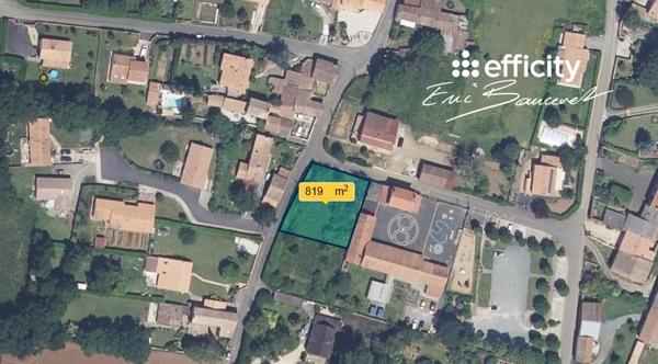 Terrain
        
        - 819 m²