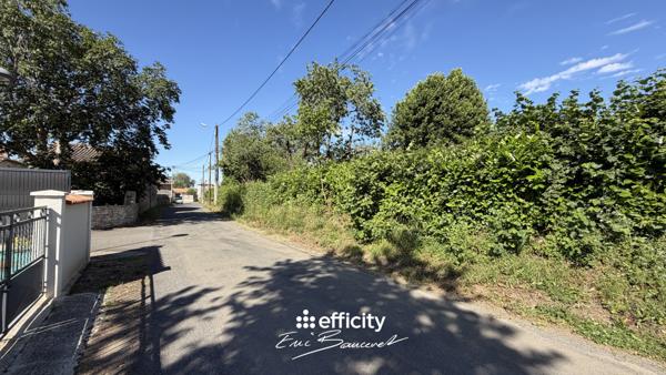 Terrain
        
        - 819 m²