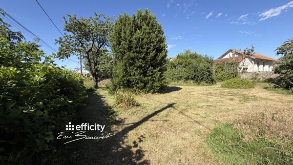 Terrain
        
        - 819 m²