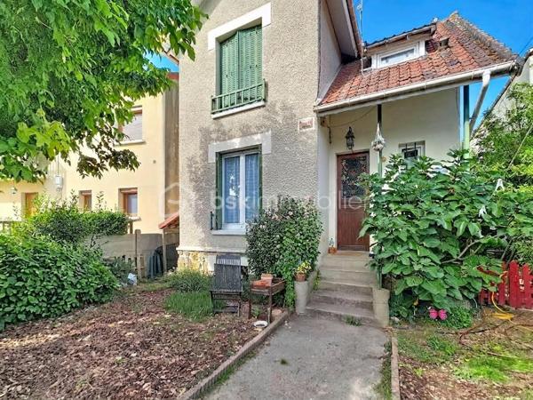 Dans le quartier Chennevières, recherché pour son calme ainsi que de sa proximité avec la Gare RER A Conflans Fin d'Oise (env 20min à pied, 10min en bus).  Cette maison non mitoyenne est située dans une voie privée, la maison est à moins de 5min de la place de la Liberté et de ses commerces, avec un groupe scolaire accessible à pied en moins de 10min.
Edifiée sur un terrain d'environ 220m², cette maison de 1936 est pleine de charme, elle offre une surface habitable de 119m² ( soit 84 m² carrez) répartie sur trois niveaux:
Au rez de chaussée : une entrée avec ses tommettes d'origine, une cuisine indépendante, un salon, une salle à manger, une chambre avec accès direct sur l'extérieur et des WC séparés. 
A l’étage : un dégagement desservant deux belles chambres, un cellier et une salle d'eau avec WC. 
Au sous sol semi enterré : une chambre ou salle de jeux, un garde-manger, une chaufferie (chaudière à fioul avec brûleur neuf) et une buanderie. 
A l'extérieur vous profiterez d'un jardin à l'avant (exposition SE) et d'une terrasse sans vis à vis agrémentée d'un bassin à l'arrière (exposition SO). 
Possibilité de garer deux véhicules devant la maison.
Travaux de remise au goût du jour et d'amélioration énergétique à prévoir (audit énergétique en cours). Copropriété de sol de 2 lots sans aucunes charges communes. 
Consommation réelles fioul annuel 2617€ et élec environ 135€/mois. Un beau potentiel pour cette maison, idéale pour un premier achat ! Disponible au plus tard le 31 janvier 2027.