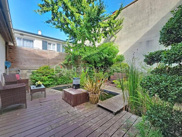Dans le quartier Chennevières, recherché pour son calme ainsi que de sa proximité avec la Gare RER A Conflans Fin d'Oise (env 20min à pied, 10min en bus).  Cette maison non mitoyenne est située dans une voie privée, la maison est à moins de 5min de la place de la Liberté et de ses commerces, avec un groupe scolaire accessible à pied en moins de 10min.
Edifiée sur un terrain d'environ 220m², cette maison de 1936 est pleine de charme, elle offre une surface habitable de 119m² ( soit 84 m² carrez) répartie sur trois niveaux:
Au rez de chaussée : une entrée avec ses tommettes d'origine, une cuisine indépendante, un salon, une salle à manger, une chambre avec accès direct sur l'extérieur et des WC séparés. 
A l’étage : un dégagement desservant deux belles chambres, un cellier et une salle d'eau avec WC. 
Au sous sol semi enterré : une chambre ou salle de jeux, un garde-manger, une chaufferie (chaudière à fioul avec brûleur neuf) et une buanderie. 
A l'extérieur vous profiterez d'un jardin à l'avant (exposition SE) et d'une terrasse sans vis à vis agrémentée d'un bassin à l'arrière (exposition SO). 
Possibilité de garer deux véhicules devant la maison.
Travaux de remise au goût du jour et d'amélioration énergétique à prévoir (audit énergétique en cours). Copropriété de sol de 2 lots sans aucunes charges communes. 
Consommation réelles fioul annuel 2617€ et élec environ 135€/mois. Un beau potentiel pour cette maison, idéale pour un premier achat ! Disponible au plus tard le 31 janvier 2027.
