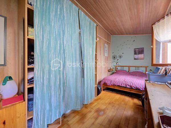 Dans le quartier Chennevières, recherché pour son calme ainsi que de sa proximité avec la Gare RER A Conflans Fin d'Oise (env 20min à pied, 10min en bus).  Cette maison non mitoyenne est située dans une voie privée, la maison est à moins de 5min de la place de la Liberté et de ses commerces, avec un groupe scolaire accessible à pied en moins de 10min.
Edifiée sur un terrain d'environ 220m², cette maison de 1936 est pleine de charme, elle offre une surface habitable de 119m² ( soit 84 m² carrez) répartie sur trois niveaux:
Au rez de chaussée : une entrée avec ses tommettes d'origine, une cuisine indépendante, un salon, une salle à manger, une chambre avec accès direct sur l'extérieur et des WC séparés. 
A l’étage : un dégagement desservant deux belles chambres, un cellier et une salle d'eau avec WC. 
Au sous sol semi enterré : une chambre ou salle de jeux, un garde-manger, une chaufferie (chaudière à fioul avec brûleur neuf) et une buanderie. 
A l'extérieur vous profiterez d'un jardin à l'avant (exposition SE) et d'une terrasse sans vis à vis agrémentée d'un bassin à l'arrière (exposition SO). 
Possibilité de garer deux véhicules devant la maison.
Travaux de remise au goût du jour et d'amélioration énergétique à prévoir (audit énergétique en cours). Copropriété de sol de 2 lots sans aucunes charges communes. 
Consommation réelles fioul annuel 2617€ et élec environ 135€/mois. Un beau potentiel pour cette maison, idéale pour un premier achat ! Disponible au plus tard le 31 janvier 2027.