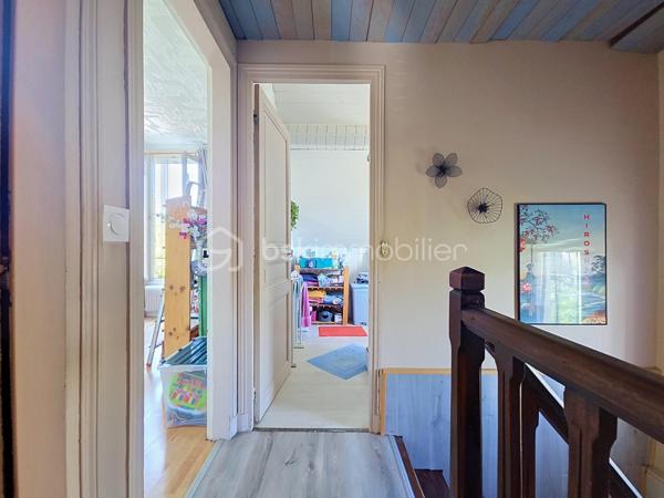 Dans le quartier Chennevières, recherché pour son calme ainsi que de sa proximité avec la Gare RER A Conflans Fin d'Oise (env 20min à pied, 10min en bus).  Cette maison non mitoyenne est située dans une voie privée, la maison est à moins de 5min de la place de la Liberté et de ses commerces, avec un groupe scolaire accessible à pied en moins de 10min.
Edifiée sur un terrain d'environ 220m², cette maison de 1936 est pleine de charme, elle offre une surface habitable de 119m² ( soit 84 m² carrez) répartie sur trois niveaux:
Au rez de chaussée : une entrée avec ses tommettes d'origine, une cuisine indépendante, un salon, une salle à manger, une chambre avec accès direct sur l'extérieur et des WC séparés. 
A l’étage : un dégagement desservant deux belles chambres, un cellier et une salle d'eau avec WC. 
Au sous sol semi enterré : une chambre ou salle de jeux, un garde-manger, une chaufferie (chaudière à fioul avec brûleur neuf) et une buanderie. 
A l'extérieur vous profiterez d'un jardin à l'avant (exposition SE) et d'une terrasse sans vis à vis agrémentée d'un bassin à l'arrière (exposition SO). 
Possibilité de garer deux véhicules devant la maison.
Travaux de remise au goût du jour et d'amélioration énergétique à prévoir (audit énergétique en cours). Copropriété de sol de 2 lots sans aucunes charges communes. 
Consommation réelles fioul annuel 2617€ et élec environ 135€/mois. Un beau potentiel pour cette maison, idéale pour un premier achat ! Disponible au plus tard le 31 janvier 2027.