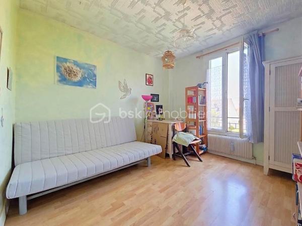 Dans le quartier Chennevières, recherché pour son calme ainsi que de sa proximité avec la Gare RER A Conflans Fin d'Oise (env 20min à pied, 10min en bus).  Cette maison non mitoyenne est située dans une voie privée, la maison est à moins de 5min de la place de la Liberté et de ses commerces, avec un groupe scolaire accessible à pied en moins de 10min.
Edifiée sur un terrain d'environ 220m², cette maison de 1936 est pleine de charme, elle offre une surface habitable de 119m² ( soit 84 m² carrez) répartie sur trois niveaux:
Au rez de chaussée : une entrée avec ses tommettes d'origine, une cuisine indépendante, un salon, une salle à manger, une chambre avec accès direct sur l'extérieur et des WC séparés. 
A l’étage : un dégagement desservant deux belles chambres, un cellier et une salle d'eau avec WC. 
Au sous sol semi enterré : une chambre ou salle de jeux, un garde-manger, une chaufferie (chaudière à fioul avec brûleur neuf) et une buanderie. 
A l'extérieur vous profiterez d'un jardin à l'avant (exposition SE) et d'une terrasse sans vis à vis agrémentée d'un bassin à l'arrière (exposition SO). 
Possibilité de garer deux véhicules devant la maison.
Travaux de remise au goût du jour et d'amélioration énergétique à prévoir (audit énergétique en cours). Copropriété de sol de 2 lots sans aucunes charges communes. 
Consommation réelles fioul annuel 2617€ et élec environ 135€/mois. Un beau potentiel pour cette maison, idéale pour un premier achat ! Disponible au plus tard le 31 janvier 2027.