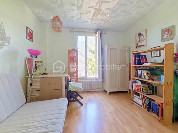 Dans le quartier Chennevières, recherché pour son calme ainsi que de sa proximité avec la Gare RER A Conflans Fin d'Oise (env 20min à pied, 10min en bus).  Cette maison non mitoyenne est située dans une voie privée, la maison est à moins de 5min de la place de la Liberté et de ses commerces, avec un groupe scolaire accessible à pied en moins de 10min.
Edifiée sur un terrain d'environ 220m², cette maison de 1936 est pleine de charme, elle offre une surface habitable de 119m² ( soit 84 m² carrez) répartie sur trois niveaux:
Au rez de chaussée : une entrée avec ses tommettes d'origine, une cuisine indépendante, un salon, une salle à manger, une chambre avec accès direct sur l'extérieur et des WC séparés. 
A l’étage : un dégagement desservant deux belles chambres, un cellier et une salle d'eau avec WC. 
Au sous sol semi enterré : une chambre ou salle de jeux, un garde-manger, une chaufferie (chaudière à fioul avec brûleur neuf) et une buanderie. 
A l'extérieur vous profiterez d'un jardin à l'avant (exposition SE) et d'une terrasse sans vis à vis agrémentée d'un bassin à l'arrière (exposition SO). 
Possibilité de garer deux véhicules devant la maison.
Travaux de remise au goût du jour et d'amélioration énergétique à prévoir (audit énergétique en cours). Copropriété de sol de 2 lots sans aucunes charges communes. 
Consommation réelles fioul annuel 2617€ et élec environ 135€/mois. Un beau potentiel pour cette maison, idéale pour un premier achat ! Disponible au plus tard le 31 janvier 2027.
