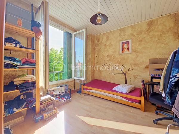 Dans le quartier Chennevières, recherché pour son calme ainsi que de sa proximité avec la Gare RER A Conflans Fin d'Oise (env 20min à pied, 10min en bus).  Cette maison non mitoyenne est située dans une voie privée, la maison est à moins de 5min de la place de la Liberté et de ses commerces, avec un groupe scolaire accessible à pied en moins de 10min.
Edifiée sur un terrain d'environ 220m², cette maison de 1936 est pleine de charme, elle offre une surface habitable de 119m² ( soit 84 m² carrez) répartie sur trois niveaux:
Au rez de chaussée : une entrée avec ses tommettes d'origine, une cuisine indépendante, un salon, une salle à manger, une chambre avec accès direct sur l'extérieur et des WC séparés. 
A l’étage : un dégagement desservant deux belles chambres, un cellier et une salle d'eau avec WC. 
Au sous sol semi enterré : une chambre ou salle de jeux, un garde-manger, une chaufferie (chaudière à fioul avec brûleur neuf) et une buanderie. 
A l'extérieur vous profiterez d'un jardin à l'avant (exposition SE) et d'une terrasse sans vis à vis agrémentée d'un bassin à l'arrière (exposition SO). 
Possibilité de garer deux véhicules devant la maison.
Travaux de remise au goût du jour et d'amélioration énergétique à prévoir (audit énergétique en cours). Copropriété de sol de 2 lots sans aucunes charges communes. 
Consommation réelles fioul annuel 2617€ et élec environ 135€/mois. Un beau potentiel pour cette maison, idéale pour un premier achat ! Disponible au plus tard le 31 janvier 2027.