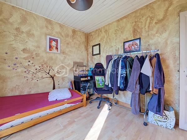 Dans le quartier Chennevières, recherché pour son calme ainsi que de sa proximité avec la Gare RER A Conflans Fin d'Oise (env 20min à pied, 10min en bus).  Cette maison non mitoyenne est située dans une voie privée, la maison est à moins de 5min de la place de la Liberté et de ses commerces, avec un groupe scolaire accessible à pied en moins de 10min.
Edifiée sur un terrain d'environ 220m², cette maison de 1936 est pleine de charme, elle offre une surface habitable de 119m² ( soit 84 m² carrez) répartie sur trois niveaux:
Au rez de chaussée : une entrée avec ses tommettes d'origine, une cuisine indépendante, un salon, une salle à manger, une chambre avec accès direct sur l'extérieur et des WC séparés. 
A l’étage : un dégagement desservant deux belles chambres, un cellier et une salle d'eau avec WC. 
Au sous sol semi enterré : une chambre ou salle de jeux, un garde-manger, une chaufferie (chaudière à fioul avec brûleur neuf) et une buanderie. 
A l'extérieur vous profiterez d'un jardin à l'avant (exposition SE) et d'une terrasse sans vis à vis agrémentée d'un bassin à l'arrière (exposition SO). 
Possibilité de garer deux véhicules devant la maison.
Travaux de remise au goût du jour et d'amélioration énergétique à prévoir (audit énergétique en cours). Copropriété de sol de 2 lots sans aucunes charges communes. 
Consommation réelles fioul annuel 2617€ et élec environ 135€/mois. Un beau potentiel pour cette maison, idéale pour un premier achat ! Disponible au plus tard le 31 janvier 2027.