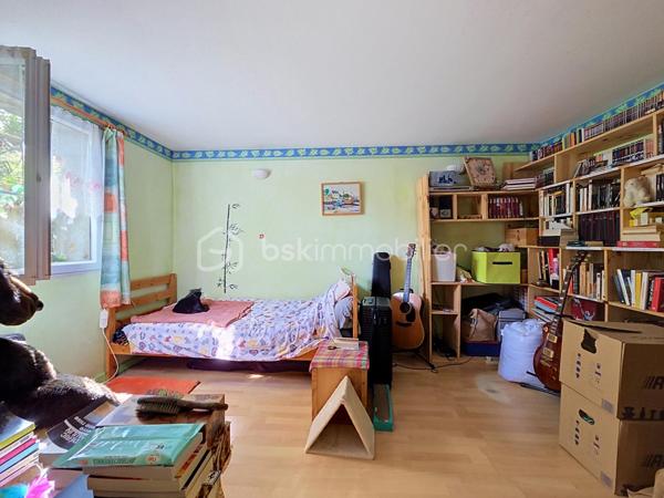Dans le quartier Chennevières, recherché pour son calme ainsi que de sa proximité avec la Gare RER A Conflans Fin d'Oise (env 20min à pied, 10min en bus).  Cette maison non mitoyenne est située dans une voie privée, la maison est à moins de 5min de la place de la Liberté et de ses commerces, avec un groupe scolaire accessible à pied en moins de 10min.
Edifiée sur un terrain d'environ 220m², cette maison de 1936 est pleine de charme, elle offre une surface habitable de 119m² ( soit 84 m² carrez) répartie sur trois niveaux:
Au rez de chaussée : une entrée avec ses tommettes d'origine, une cuisine indépendante, un salon, une salle à manger, une chambre avec accès direct sur l'extérieur et des WC séparés. 
A l’étage : un dégagement desservant deux belles chambres, un cellier et une salle d'eau avec WC. 
Au sous sol semi enterré : une chambre ou salle de jeux, un garde-manger, une chaufferie (chaudière à fioul avec brûleur neuf) et une buanderie. 
A l'extérieur vous profiterez d'un jardin à l'avant (exposition SE) et d'une terrasse sans vis à vis agrémentée d'un bassin à l'arrière (exposition SO). 
Possibilité de garer deux véhicules devant la maison.
Travaux de remise au goût du jour et d'amélioration énergétique à prévoir (audit énergétique en cours). Copropriété de sol de 2 lots sans aucunes charges communes. 
Consommation réelles fioul annuel 2617€ et élec environ 135€/mois. Un beau potentiel pour cette maison, idéale pour un premier achat ! Disponible au plus tard le 31 janvier 2027.