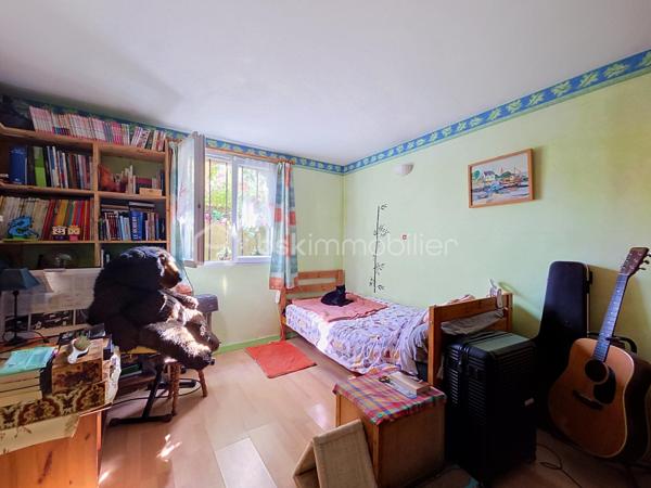 Dans le quartier Chennevières, recherché pour son calme ainsi que de sa proximité avec la Gare RER A Conflans Fin d'Oise (env 20min à pied, 10min en bus).  Cette maison non mitoyenne est située dans une voie privée, la maison est à moins de 5min de la place de la Liberté et de ses commerces, avec un groupe scolaire accessible à pied en moins de 10min.
Edifiée sur un terrain d'environ 220m², cette maison de 1936 est pleine de charme, elle offre une surface habitable de 119m² ( soit 84 m² carrez) répartie sur trois niveaux:
Au rez de chaussée : une entrée avec ses tommettes d'origine, une cuisine indépendante, un salon, une salle à manger, une chambre avec accès direct sur l'extérieur et des WC séparés. 
A l’étage : un dégagement desservant deux belles chambres, un cellier et une salle d'eau avec WC. 
Au sous sol semi enterré : une chambre ou salle de jeux, un garde-manger, une chaufferie (chaudière à fioul avec brûleur neuf) et une buanderie. 
A l'extérieur vous profiterez d'un jardin à l'avant (exposition SE) et d'une terrasse sans vis à vis agrémentée d'un bassin à l'arrière (exposition SO). 
Possibilité de garer deux véhicules devant la maison.
Travaux de remise au goût du jour et d'amélioration énergétique à prévoir (audit énergétique en cours). Copropriété de sol de 2 lots sans aucunes charges communes. 
Consommation réelles fioul annuel 2617€ et élec environ 135€/mois. Un beau potentiel pour cette maison, idéale pour un premier achat ! Disponible au plus tard le 31 janvier 2027.