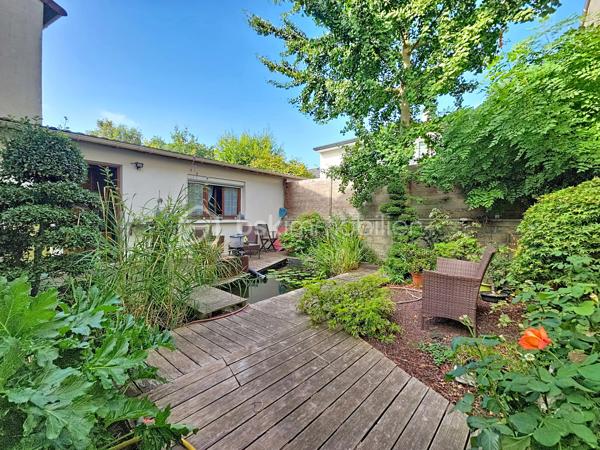 Dans le quartier Chennevières, recherché pour son calme ainsi que de sa proximité avec la Gare RER A Conflans Fin d'Oise (env 20min à pied, 10min en bus).  Cette maison non mitoyenne est située dans une voie privée, la maison est à moins de 5min de la place de la Liberté et de ses commerces, avec un groupe scolaire accessible à pied en moins de 10min.
Edifiée sur un terrain d'environ 220m², cette maison de 1936 est pleine de charme, elle offre une surface habitable de 119m² ( soit 84 m² carrez) répartie sur trois niveaux:
Au rez de chaussée : une entrée avec ses tommettes d'origine, une cuisine indépendante, un salon, une salle à manger, une chambre avec accès direct sur l'extérieur et des WC séparés. 
A l’étage : un dégagement desservant deux belles chambres, un cellier et une salle d'eau avec WC. 
Au sous sol semi enterré : une chambre ou salle de jeux, un garde-manger, une chaufferie (chaudière à fioul avec brûleur neuf) et une buanderie. 
A l'extérieur vous profiterez d'un jardin à l'avant (exposition SE) et d'une terrasse sans vis à vis agrémentée d'un bassin à l'arrière (exposition SO). 
Possibilité de garer deux véhicules devant la maison.
Travaux de remise au goût du jour et d'amélioration énergétique à prévoir (audit énergétique en cours). Copropriété de sol de 2 lots sans aucunes charges communes. 
Consommation réelles fioul annuel 2617€ et élec environ 135€/mois. Un beau potentiel pour cette maison, idéale pour un premier achat ! Disponible au plus tard le 31 janvier 2027.
