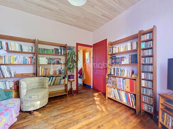 Dans le quartier Chennevières, recherché pour son calme ainsi que de sa proximité avec la Gare RER A Conflans Fin d'Oise (env 20min à pied, 10min en bus).  Cette maison non mitoyenne est située dans une voie privée, la maison est à moins de 5min de la place de la Liberté et de ses commerces, avec un groupe scolaire accessible à pied en moins de 10min.
Edifiée sur un terrain d'environ 220m², cette maison de 1936 est pleine de charme, elle offre une surface habitable de 119m² ( soit 84 m² carrez) répartie sur trois niveaux:
Au rez de chaussée : une entrée avec ses tommettes d'origine, une cuisine indépendante, un salon, une salle à manger, une chambre avec accès direct sur l'extérieur et des WC séparés. 
A l’étage : un dégagement desservant deux belles chambres, un cellier et une salle d'eau avec WC. 
Au sous sol semi enterré : une chambre ou salle de jeux, un garde-manger, une chaufferie (chaudière à fioul avec brûleur neuf) et une buanderie. 
A l'extérieur vous profiterez d'un jardin à l'avant (exposition SE) et d'une terrasse sans vis à vis agrémentée d'un bassin à l'arrière (exposition SO). 
Possibilité de garer deux véhicules devant la maison.
Travaux de remise au goût du jour et d'amélioration énergétique à prévoir (audit énergétique en cours). Copropriété de sol de 2 lots sans aucunes charges communes. 
Consommation réelles fioul annuel 2617€ et élec environ 135€/mois. Un beau potentiel pour cette maison, idéale pour un premier achat ! Disponible au plus tard le 31 janvier 2027.