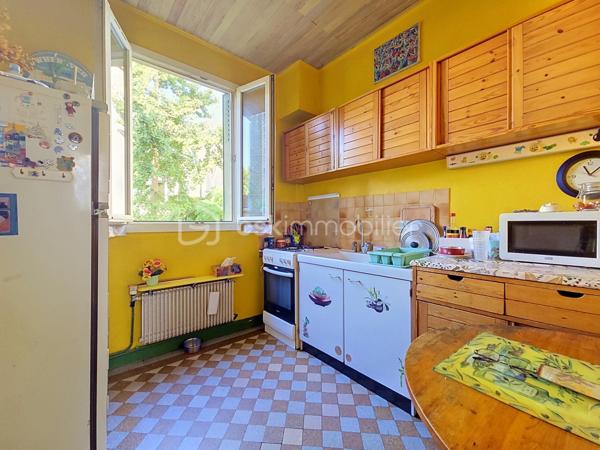 Dans le quartier Chennevières, recherché pour son calme ainsi que de sa proximité avec la Gare RER A Conflans Fin d'Oise (env 20min à pied, 10min en bus).  Cette maison non mitoyenne est située dans une voie privée, la maison est à moins de 5min de la place de la Liberté et de ses commerces, avec un groupe scolaire accessible à pied en moins de 10min.
Edifiée sur un terrain d'environ 220m², cette maison de 1936 est pleine de charme, elle offre une surface habitable de 119m² ( soit 84 m² carrez) répartie sur trois niveaux:
Au rez de chaussée : une entrée avec ses tommettes d'origine, une cuisine indépendante, un salon, une salle à manger, une chambre avec accès direct sur l'extérieur et des WC séparés. 
A l’étage : un dégagement desservant deux belles chambres, un cellier et une salle d'eau avec WC. 
Au sous sol semi enterré : une chambre ou salle de jeux, un garde-manger, une chaufferie (chaudière à fioul avec brûleur neuf) et une buanderie. 
A l'extérieur vous profiterez d'un jardin à l'avant (exposition SE) et d'une terrasse sans vis à vis agrémentée d'un bassin à l'arrière (exposition SO). 
Possibilité de garer deux véhicules devant la maison.
Travaux de remise au goût du jour et d'amélioration énergétique à prévoir (audit énergétique en cours). Copropriété de sol de 2 lots sans aucunes charges communes. 
Consommation réelles fioul annuel 2617€ et élec environ 135€/mois. Un beau potentiel pour cette maison, idéale pour un premier achat ! Disponible au plus tard le 31 janvier 2027.