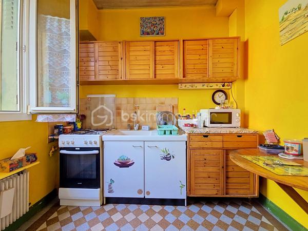 Dans le quartier Chennevières, recherché pour son calme ainsi que de sa proximité avec la Gare RER A Conflans Fin d'Oise (env 20min à pied, 10min en bus).  Cette maison non mitoyenne est située dans une voie privée, la maison est à moins de 5min de la place de la Liberté et de ses commerces, avec un groupe scolaire accessible à pied en moins de 10min.
Edifiée sur un terrain d'environ 220m², cette maison de 1936 est pleine de charme, elle offre une surface habitable de 119m² ( soit 84 m² carrez) répartie sur trois niveaux:
Au rez de chaussée : une entrée avec ses tommettes d'origine, une cuisine indépendante, un salon, une salle à manger, une chambre avec accès direct sur l'extérieur et des WC séparés. 
A l’étage : un dégagement desservant deux belles chambres, un cellier et une salle d'eau avec WC. 
Au sous sol semi enterré : une chambre ou salle de jeux, un garde-manger, une chaufferie (chaudière à fioul avec brûleur neuf) et une buanderie. 
A l'extérieur vous profiterez d'un jardin à l'avant (exposition SE) et d'une terrasse sans vis à vis agrémentée d'un bassin à l'arrière (exposition SO). 
Possibilité de garer deux véhicules devant la maison.
Travaux de remise au goût du jour et d'amélioration énergétique à prévoir (audit énergétique en cours). Copropriété de sol de 2 lots sans aucunes charges communes. 
Consommation réelles fioul annuel 2617€ et élec environ 135€/mois. Un beau potentiel pour cette maison, idéale pour un premier achat ! Disponible au plus tard le 31 janvier 2027.