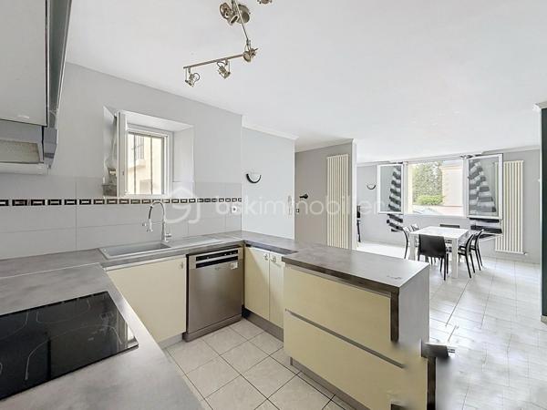 Magnifique Duplex de 4 pièces de 72 m² avec sous-sol surface totale de 90m². 
Proche du centre culturel.
Je vous présente ce superbe duplex de 4 pièces, idéalement situé dans une résidence sécurisée.

Situé au rdc, cette perle saura vous séduire par sa luminosité exceptionnelle et son agencement optimal.

Modularité : Actuellement configuré avec 3  chambres, il offre la possibilité de créer une grande chambre à l'étage (en passant à 2 chambres).

Confort & Qualité : Petite Résidence , pas de gros travaux à prévoir, DPE classé E.

Un  sous-sol complète ce bien.

Agencement de l'appartement :
Une entrée, une cuisine ouverte sur salon et séjour.

Une grande chambres parentales et spacieuses avec placards intégrés.

Une grande salle de bains et douche.

 Emplacement privilégié :
Situé dans le Quartier du centre culturel, vous profitez d'une vie de quartier idéale : à deux pas  des écoles et des commerces, et à seulement 5 minutes à pied de la gare RER C.

Un bien rare sur le secteur ! Posez vos valises dès maintenant
Honoraires à la charge du vendeur

Montant moyen des charges mensuelles 75 euros.

Taxe foncière 1300 euros.
A visiter sans tarder.