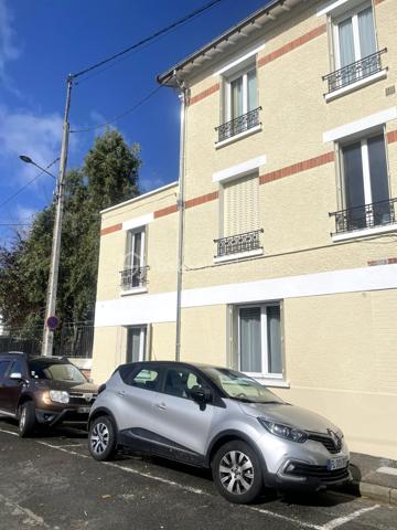 Magnifique Duplex de 4 pièces de 72 m² avec sous-sol surface totale de 90m². 
Proche du centre culturel.
Je vous présente ce superbe duplex de 4 pièces, idéalement situé dans une résidence sécurisée.

Situé au rdc, cette perle saura vous séduire par sa luminosité exceptionnelle et son agencement optimal.

Modularité : Actuellement configuré avec 3  chambres, il offre la possibilité de créer une grande chambre à l'étage (en passant à 2 chambres).

Confort & Qualité : Petite Résidence , pas de gros travaux à prévoir, DPE classé E.

Un  sous-sol complète ce bien.

Agencement de l'appartement :
Une entrée, une cuisine ouverte sur salon et séjour.

Une grande chambres parentales et spacieuses avec placards intégrés.

Une grande salle de bains et douche.

 Emplacement privilégié :
Situé dans le Quartier du centre culturel, vous profitez d'une vie de quartier idéale : à deux pas  des écoles et des commerces, et à seulement 5 minutes à pied de la gare RER C.

Un bien rare sur le secteur ! Posez vos valises dès maintenant
Honoraires à la charge du vendeur

Montant moyen des charges mensuelles 75 euros.

Taxe foncière 1300 euros.
A visiter sans tarder.